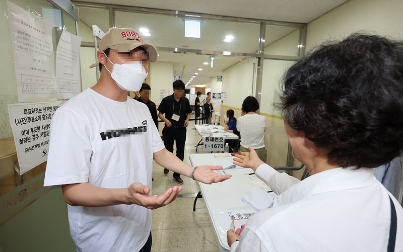 6·3 지방선거 본투표일인 3일 서울 송파구 잠실2동 6투표소에서 한 유권자가 투표용지 부족으로 투표를 할 수 없자 항의하고 있다. 사진=연합뉴스