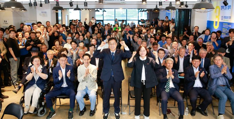 위성곤 더불어민주당 제주도지사 후보가 3일 방송사 출구조사 발표 직후 선거사무소에서 부인과 함께 지지자들에게 인사하고 있다. 지상파 방송3사 출구조사에서 위 후보는 문성유 국민의힘 후보를 오차범위 밖에서 앞서는 것으로 예측됐다. /사진=뉴스1