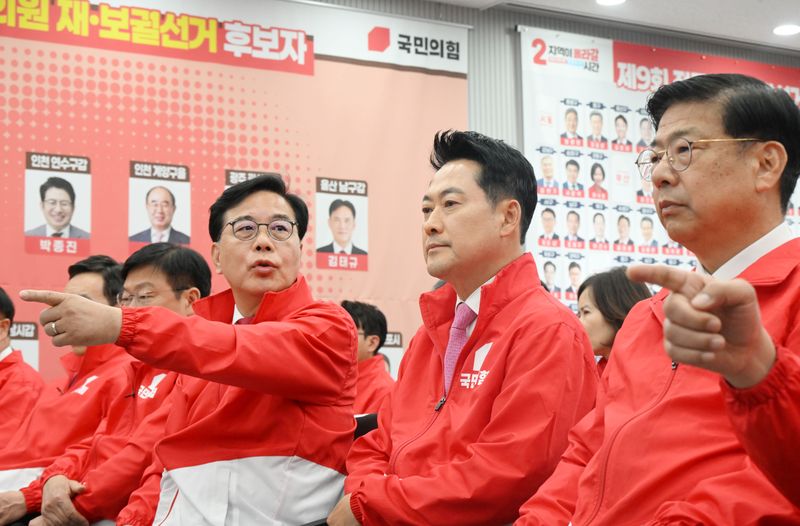 장동혁 국민의힘 상임선거대책위원장과 송언석 공동선대위원장 등 공동선대위원장들이 3일 여의도 당사에 마련된 국민의힘 개표 상황실에서 제9회 전국동시지방선거 및 6.3 국회의원 재보궐선거 방송사 출구조사 결과를 보고 있다. 사진=박범준 기자