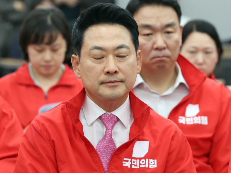 장동혁 국민의힘 대표를 비롯한 지도부 및 의원, 당직자들이 3일 오후 서울 여의도 중앙당사에 마련된 개표상황실에서 지방선거 및 국회의원 보궐선거 출구조사 방송을 지켜보고 있다. 사진=박범준 기자