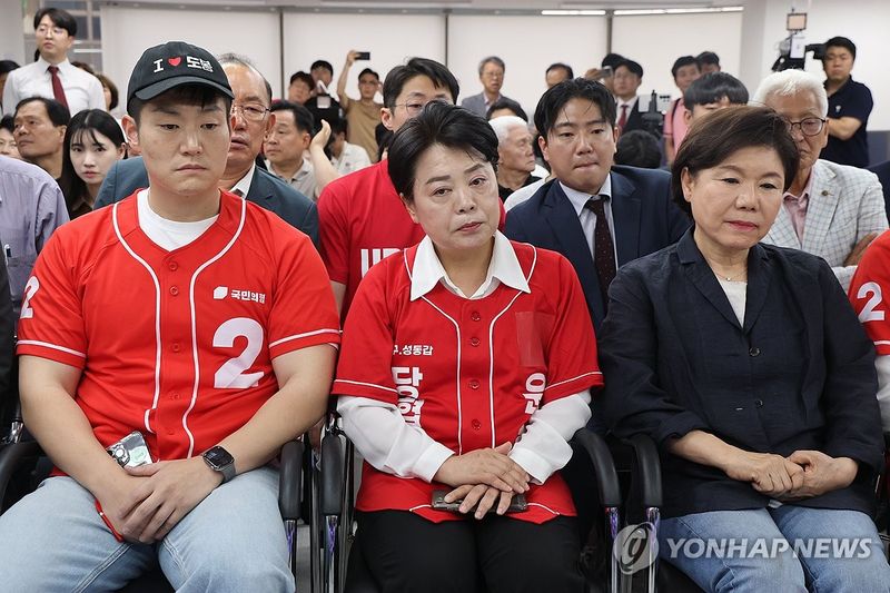 굳은 표정의 오세훈 후보 캠프 관계자들 (출처=연합뉴스)