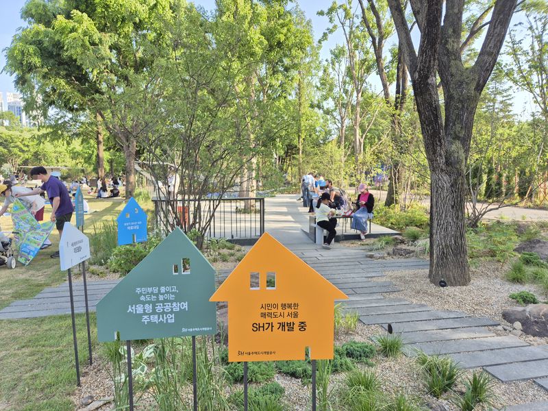 방문객들이 곳곳에 앉아 자연을 바라보며 휴식을 취하고 있다. 사진=전민경 기자