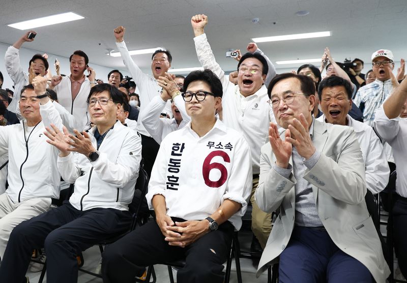 한동훈 무소속 부산 북구갑 국회의원 후보가 3일 오후 부산 북구 선거사무소에서 출구조사 결과 발표를 지켜보고 있다. 뉴스1