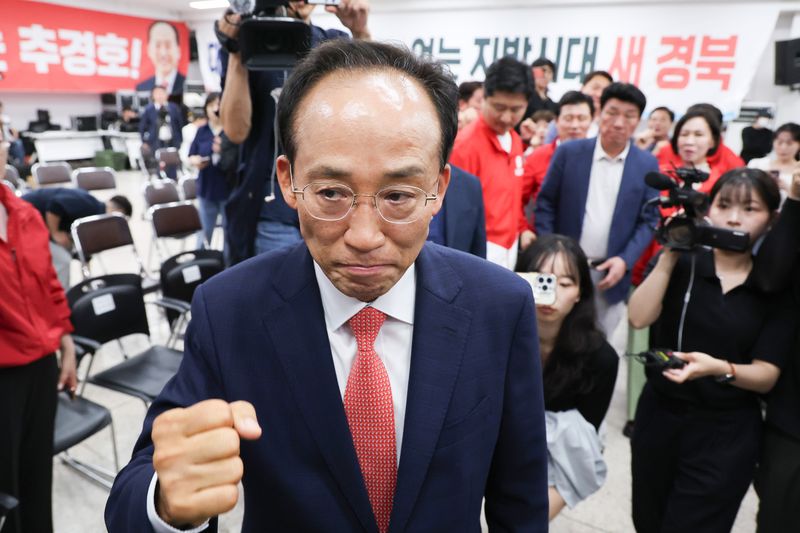 추경호 국민의힘 대구시장 후보가 3일 대구 수성구 국민의힘 대구광역시당에서 방송3사 출구조사를 본 후 건물을 나서고 있다. 뉴스1