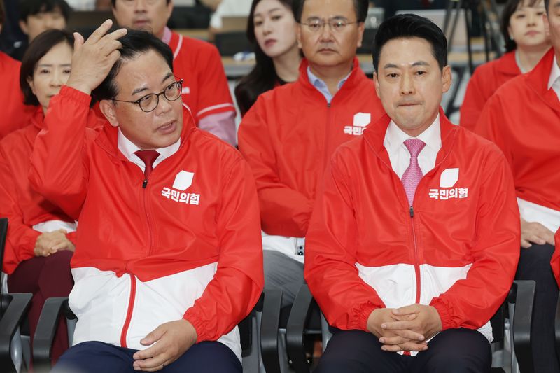 국민의힘 장동혁 상임선거대책위원장과 송언석 공동선대위원장이 3일 서울 여의도 중앙당사에서 6·3 지방선거와 재·보궐선거 출구조사 결과를 보고 있다. 연합뉴스
