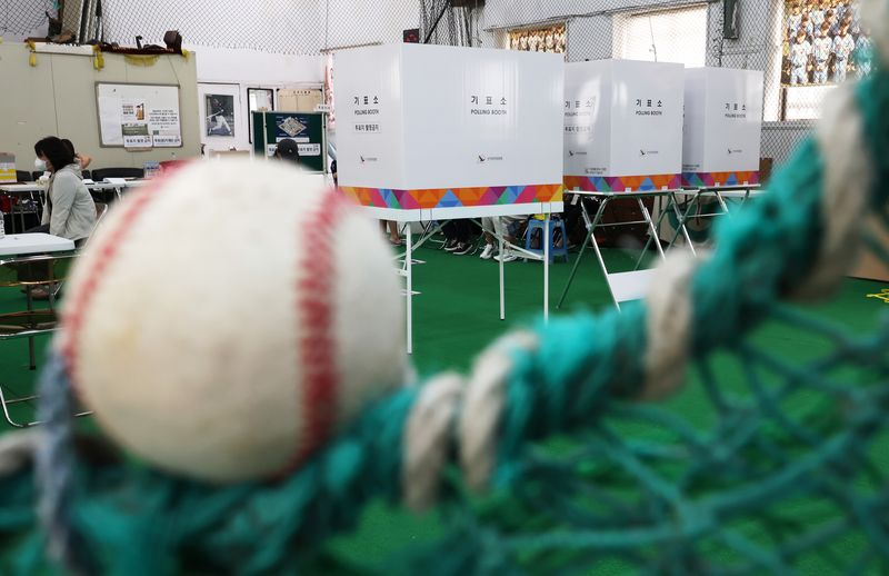 소중한 권리 행사하는 시민들. 제9회 전국동시지방선거일인 3일 전국에 마련된 투표소에서는 더운 날씨에도 유권자의 발길이 끊이지 않았다. 위 사진부터 서울 강남구 언주중학교 체육관에 마련된 삼성2동제3투표소, 서울 중구 청구초등학교 야구부 실내훈련장에 마련된 청구동 제1투표소, 서울 송파구 잠실본동 제4·5·6투표소에서 아기와 기표소에 들어가는 아빠의 모습. 연합뉴스 뉴시스