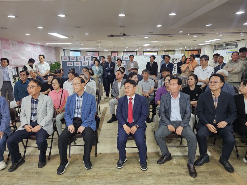 권순기 후보와 지지자들이 방송 3사 출구조사 발표를 지켜보고 있다. 2026.6.3 ⓒ 뉴스1 박민석 기자