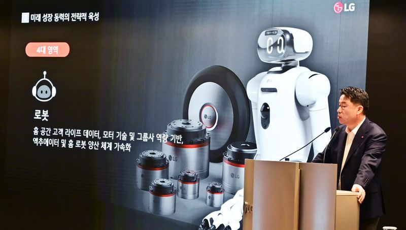 로봇·피지컬AI 날개 단 LG전자, 올해 영업익 4兆 탈환 시동 - 뉴스 썸네일 이미지