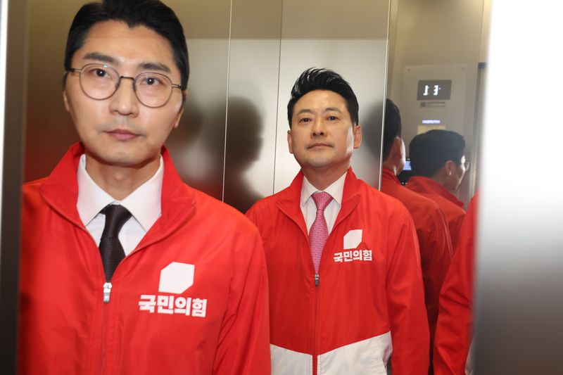 장동혁 국민의힘 대표가 3일 오후 서울 여의도 중앙당사에서 6·3 지방선거와 재보궐선거 출구조사 결과 방송을 확인 후 엘리베이터를 타고 이동하고 있다. 뉴시스