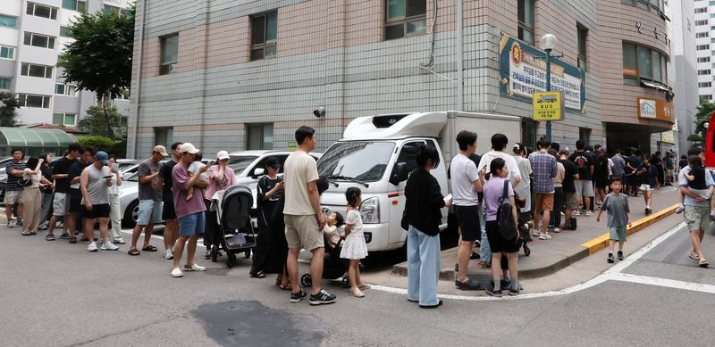 제9회 전국동시지방선거일인 3일 서울시 송파구의 가락쌍용 아파트 단지 내에 마련된 가락2동 제3, 7투표소를 찾은 유권자들이 투표용지가 부족한 상황이 해소될 때까지 길게 줄지어 대기하고 있다. 뉴스1