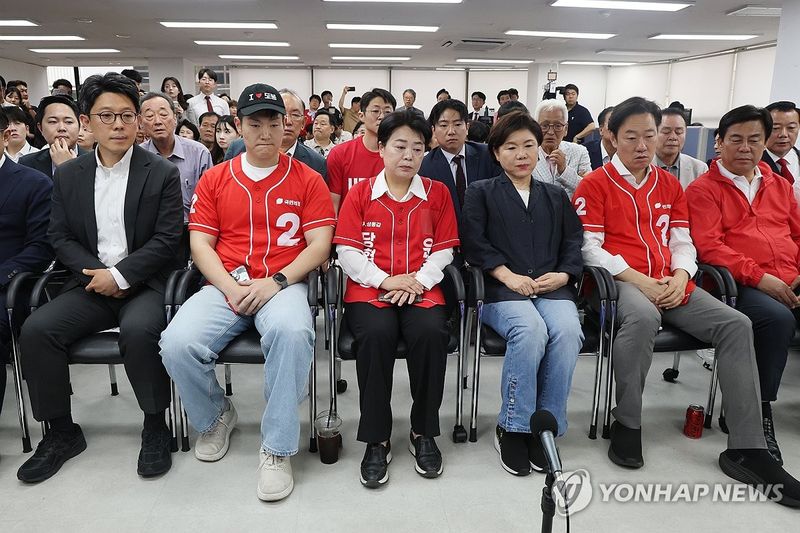 출구조사 결과 방송 지켜보는 오세훈 후보 캠프 관계자들 (출처=연합뉴스)