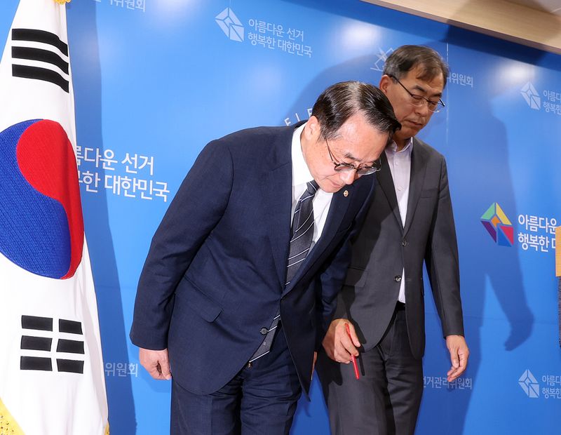 선관위, 대국민 사과 허철훈 중앙선거관리위원회 사무총장(왼쪽)과 윤재수 선거정책실장이 6·3 지방선거 본투표가 실시된 3일 경기 과천 중앙선관위에서 서울 송파구 등 일부 투표소에서 벌어진 투표용지 부족 사태와 관련해 대국민 사과를 하고 있다. 뉴스1