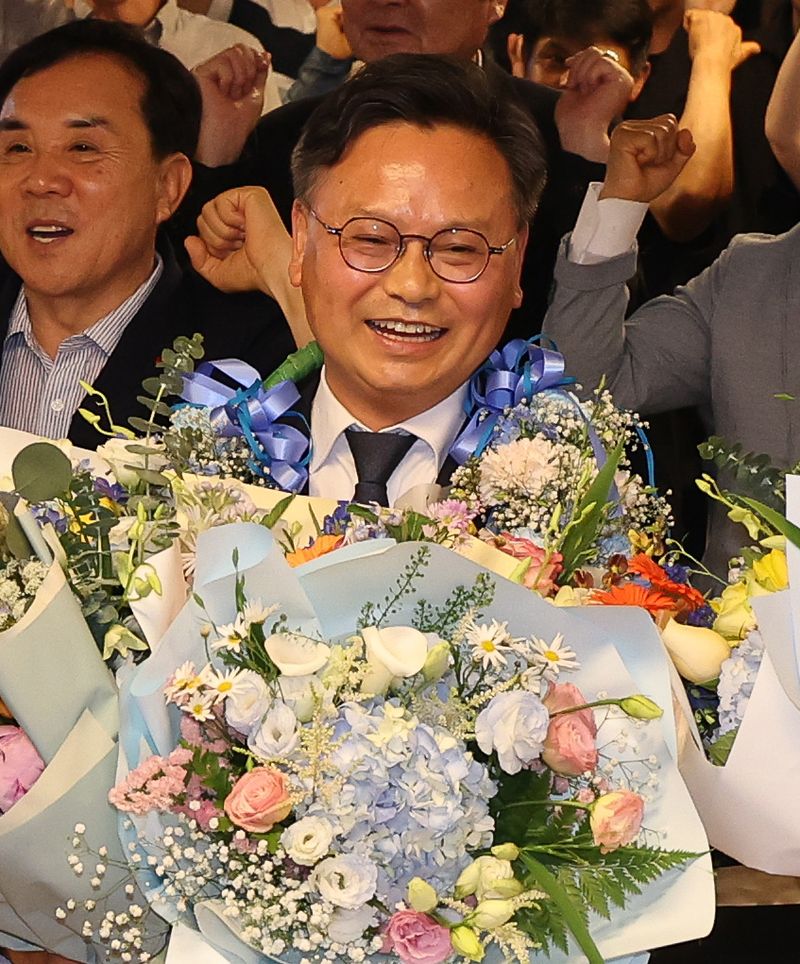 김성범 더불어민주당 서귀포시 국회의원 당선인이 3일 밤 선거사무소에서 꽃다발을 안고 지지자들의 축하를 받고 있다. 김 당선인은 "오직 민생과 성과로 보답하겠다"며 서귀포 국회 대표로서 즉시 성과를 내겠다고 밝혔다. /사진=뉴시스