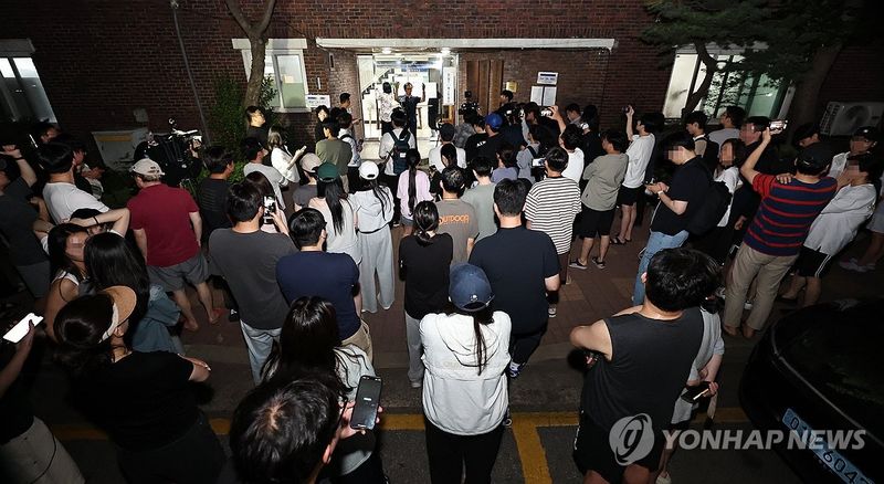투표용지 부족으로 오후 10시까지 투표시간 연장 (출처=연합뉴스)