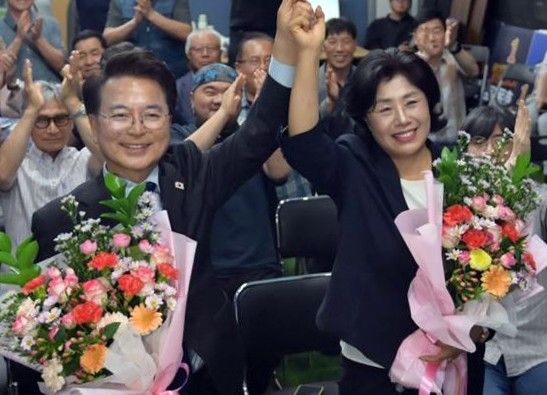 육동한 더불어민주당 춘천시장 후보가 4일 오전 선거사무소에서 당선이 확정되자 배우자 윤일숙 씨와 승리 세리머니를 하고 있다. 연합뉴스