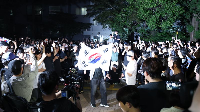 제9회 전국동시지방선거일인 3일 오후 서울 송파구 잠실7동 제2투표소에서 일부 주민들이 개표 중단을 외치고 있다. 뉴스1