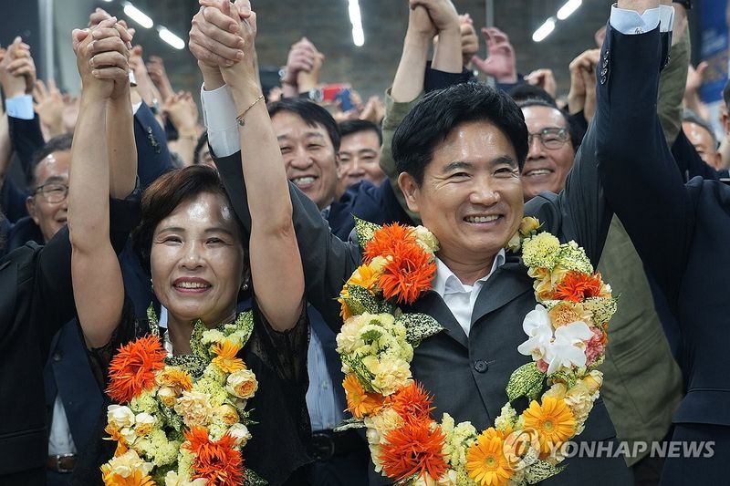 당선 유력에 환호하는 김대중 후보 (출처=연합뉴스)
