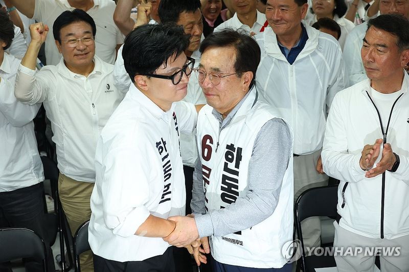 포옹하는 한동훈·서병수 (출처=연합뉴스)
