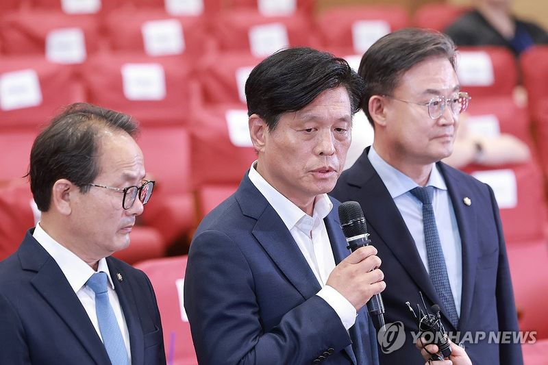 민주당 조승래 본부장, 지선 현안 관련 브리핑 (출처=연합뉴스)