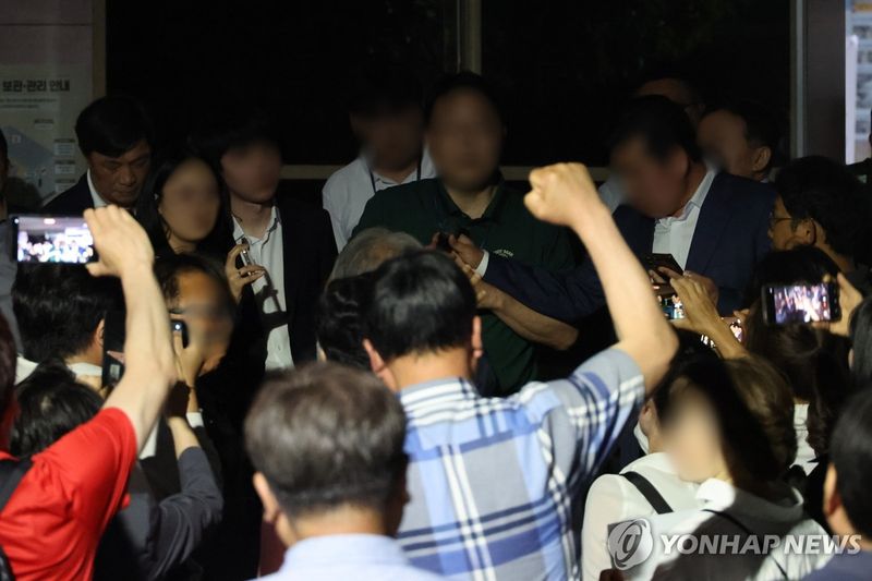 서울시선관위 앞 항의하는 시민들 (출처=연합뉴스)