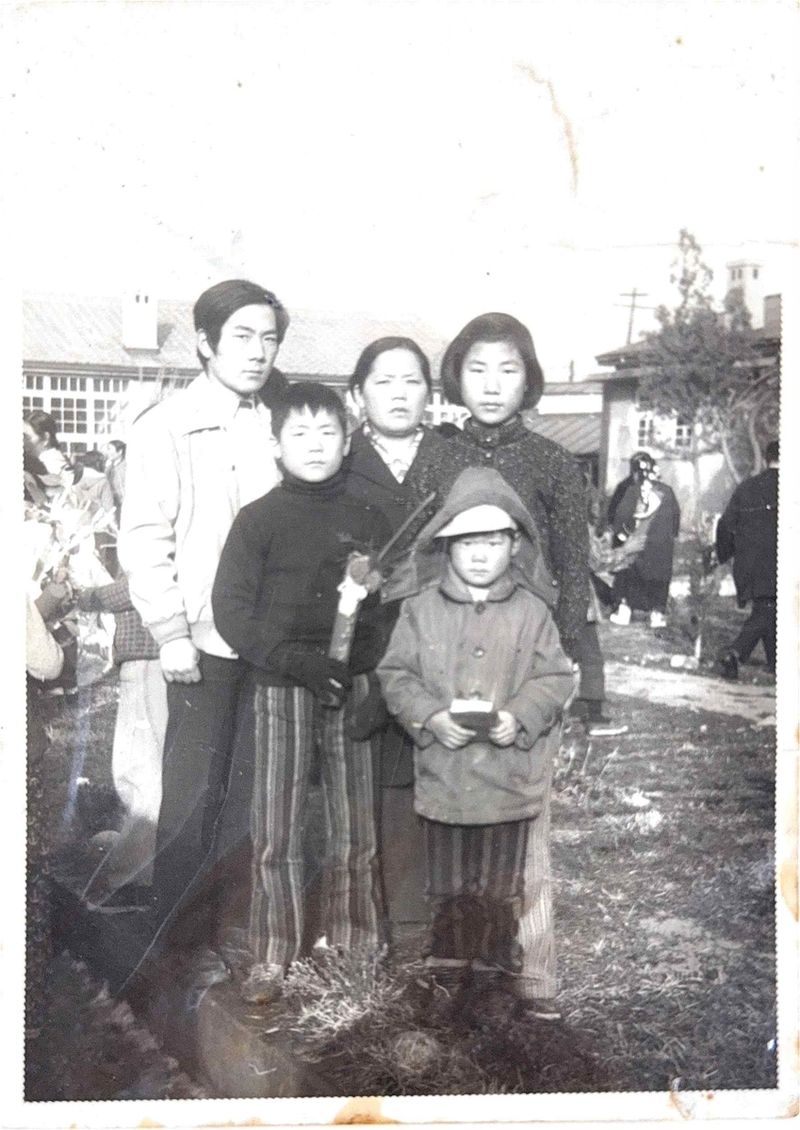 유년 시절 가족과 함께 촬영한 모습(우측 하단 박찬대 당선인) (출처=연합뉴스)
