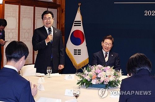 박찬대 당시 원내대표 인사말 듣는 이재명 대통령 (출처=연합뉴스)