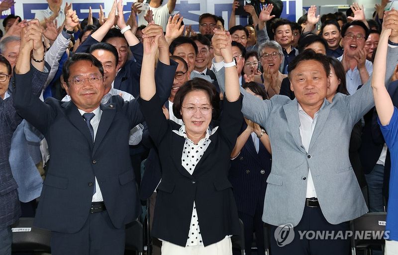 기뻐하는 추미애 후보 (출처=연합뉴스)