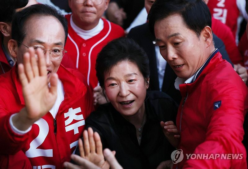 대구 수성못서 시민과 인사하는 박근혜 (출처=연합뉴스)