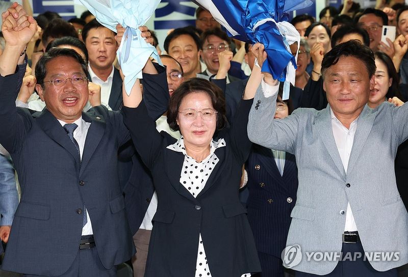 꽃다발 들고 기뻐하는 추미애 (출처=연합뉴스)
