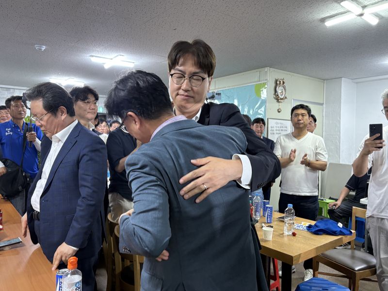 부산 북구갑 국회의원 보궐선거에 출마한 하정우 더불어민주당 후보가 4일 새벽 부산 북구 구포동 선거캠프를 찾아 패배를 인정하며 지지자들과 포옹하고 있다. 뉴스1