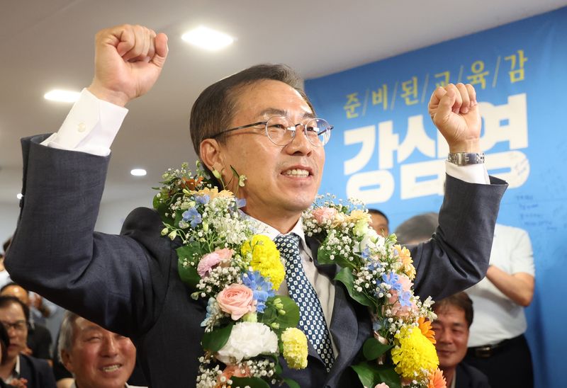 강삼영 강원특별자치도교육감 당선인이 4일 춘천시 퇴계동 선거사무소에서 개표 방송을 지켜보던 중 당선이 유력시되자 기뻐하고 있다. 연합뉴스