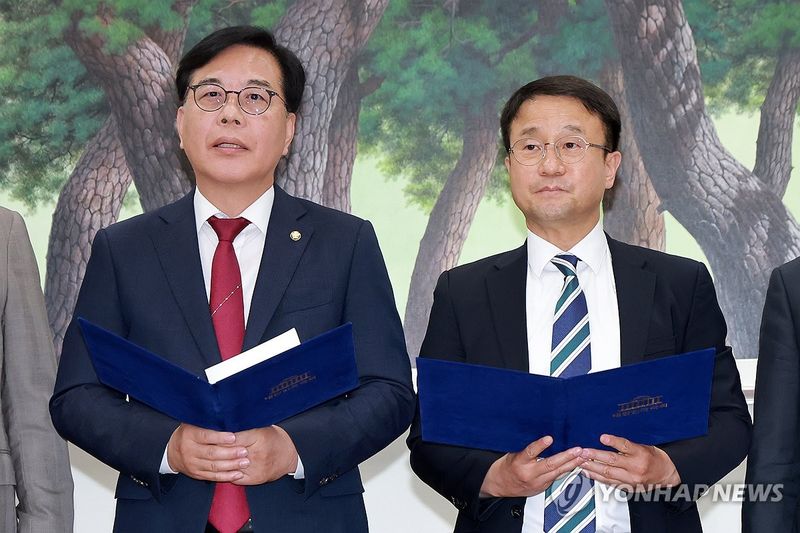 합의 내용 알리는 여야 원내대표 (출처=연합뉴스)