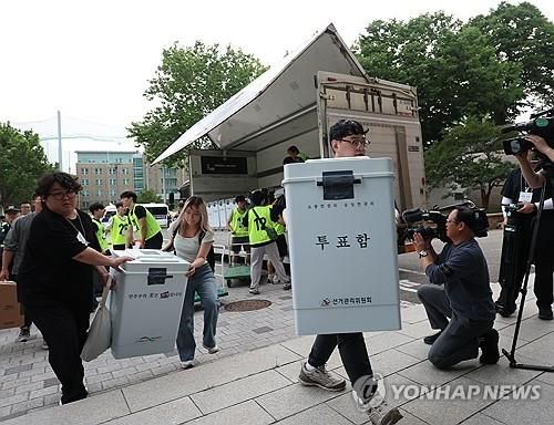 개표소로 도착하는 투표함 (출처=연합뉴스)
