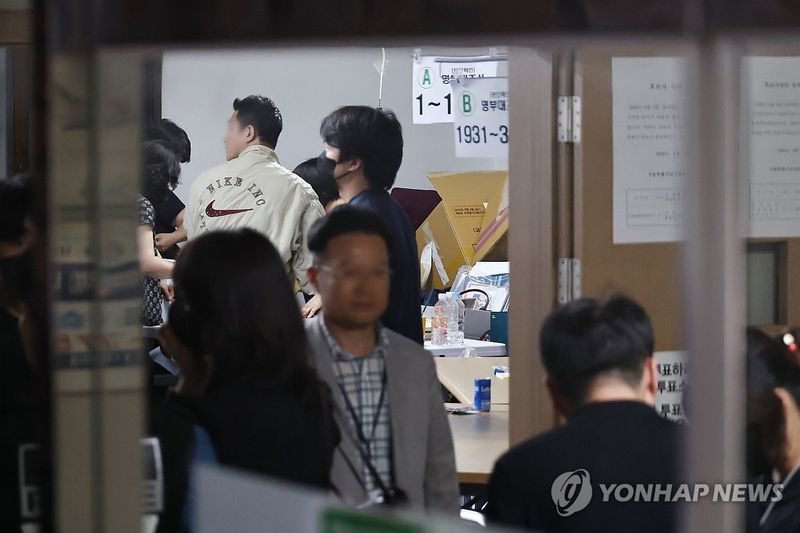 투표용지 부족으로 오후 10시까지 투표시간 연장 (출처=연합뉴스)