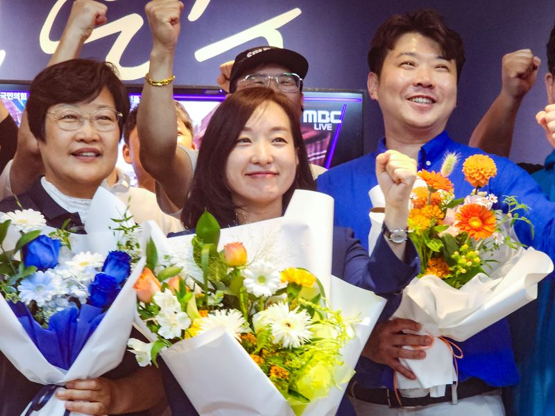 더불어민주당 전은수 충남 아산을 보궐선거 당선인이 4일 자신의 선거사무소에서 지지자들로부터 축하받고 인사하고 있다. 연합뉴스