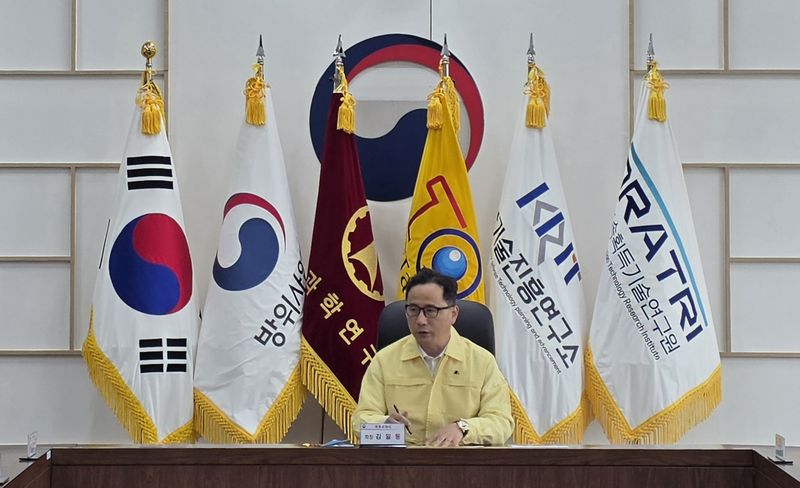 3일 방위사업청 대전청사에서 개최된 한화에어로스페이스 폭발사고 관련 안전사고 대응 TF 회의에서 회의를 주관한 김일동 방위사업청 차장이 발언하고 있다. 방사청 제공