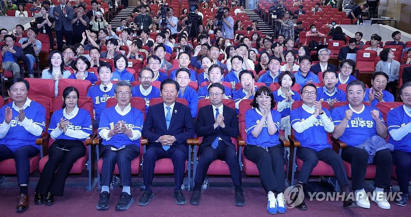 출구조사 결과 발표 지켜보는 민주당 (출처=연합뉴스)