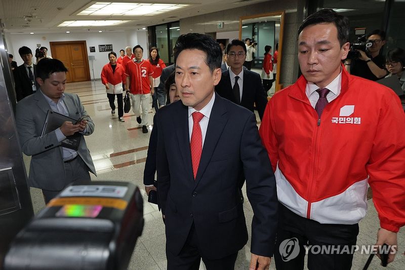 중앙선관위원장실 항의방문하는 장동혁 선대위원장 (출처=연합뉴스)