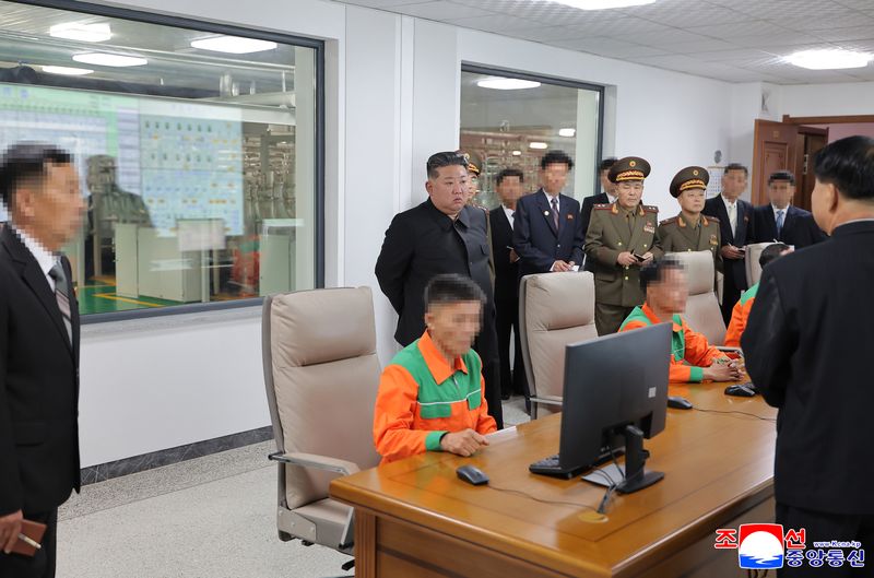 김정은 북한 국무위원장이 지난 3일 새로 가동한 핵물질 생산공장의 조종실에서 운영 실태를 살펴보고 있다. 현지지도에는 강경호 핵무기연구소 부소장 등이 수행했다. 연합뉴스
