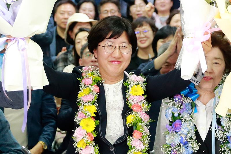 고의숙 제주도교육감 당선인이 3일 밤 선거사무소에서 꽃다발을 들고 지지자들의 축하를 받고 있다. 고 당선인은 "한 아이 한 아이를 세상의 주인공으로 만드는 교육을 하겠다"며 제주교육 쇄신을 약속했다. /사진=뉴스1