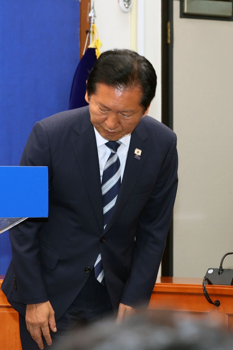 정청래 더불어민주당 대표가 4일 오전 서울 여의도 국회에서 열린 '6·3지방선거 결과' 관련 기자회견을 하기 앞서 인사를 하고 있다. 사진=서동일 기자