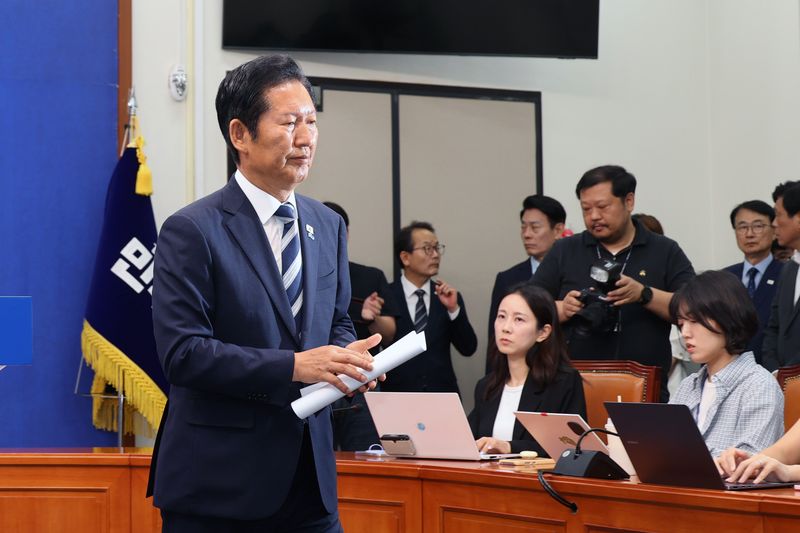 정청래 더불어민주당 대표가 4일 오전 서울 여의도 국회에서 열린 '6·3지방선거 결과' 관련 기자회견을 하고 있다. 사진=서동일 기자