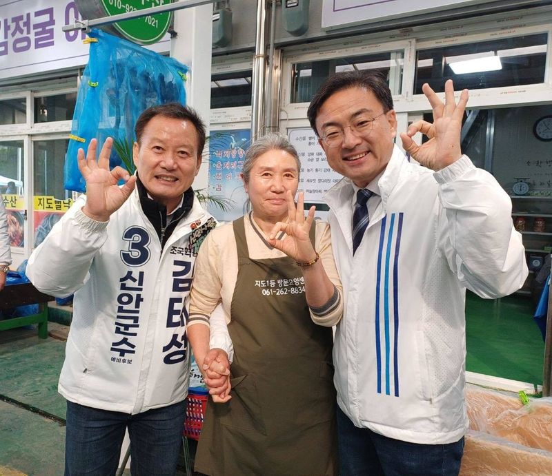 신장식 조국혁신당 호남총괄선대위원장이 김태성 신안군수 후보와 함께 선거운동을 하고 있다.(신장식 SNS. 재배포 및 DB 금지) 2026.5.21 ⓒ 뉴스1