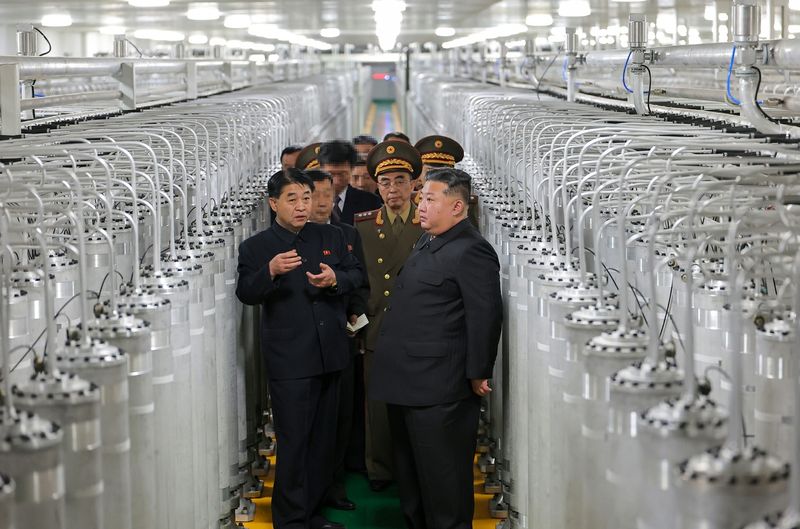 북한 김정은 국무위원장이 지난 2024년 핵물질 생산 공장을 찾고 있다. 노동신문/연합뉴스