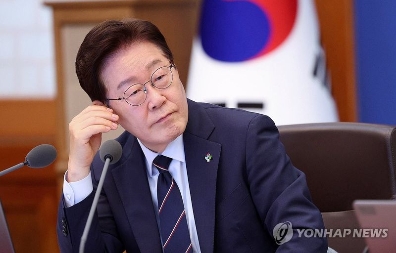 참석자 발언 듣는 이재명 대통령 (출처=연합뉴스)
