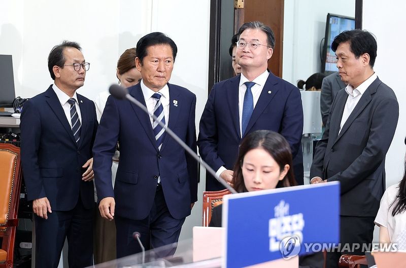 기자회견 입장하는 정청래 총괄상임선대위원장 (출처=연합뉴스)