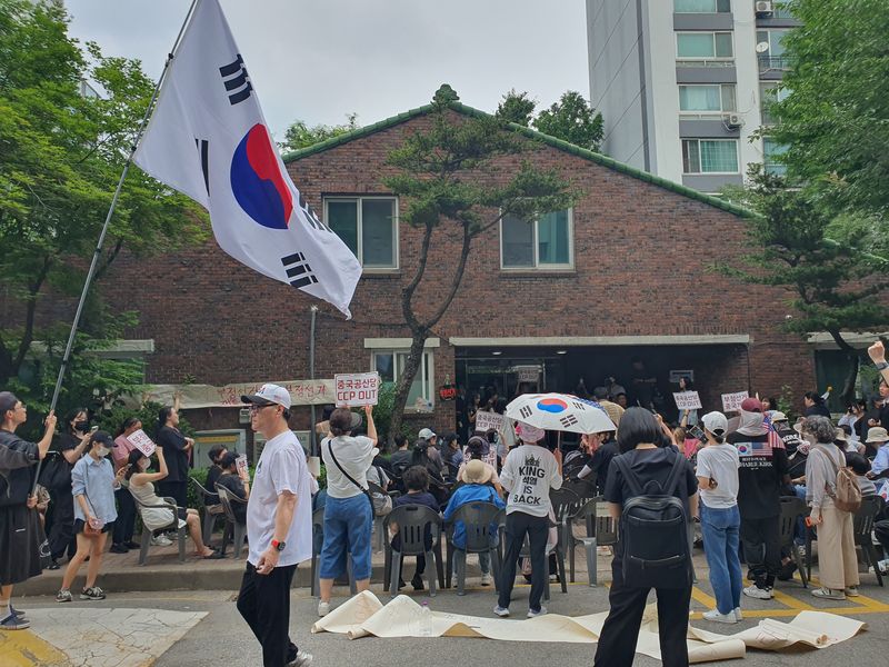 투표용지 부족 사태가 발생한 서울 송파구 잠실7동 제2투표소 앞에서 4일 오전 시민들이 태극기와 손팻말을 들고 투표함 반출에 반대하고 있다. 이날 시위 현장에는 간이의자 수십개와 대형 태극기마저 등장하며 장기화 조짐을 보고이고 있다. 사진=최승한 기자