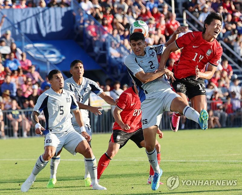 헤딩 시도하는 조규성 (출처=연합뉴스)