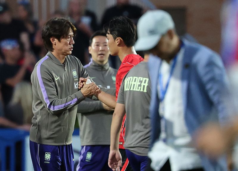 홍명보 대한민국 축구대표팀 감독이 3일(현지시간) 미국 유타주 솔트레이크시티 브리검 영 대학교 BYU 사우스필드 경기장에서 2026 국제축구연맹(FIFA) 북중미 월드컵을 앞두고 열린 대한민국과 엘살바도르의 평가전을 마치고 오현규와 하이파이브를 나누고 있다. 이날 경기는 대한민국이 엘살바도르를 상대로 1-0으로 승리했다.뉴스1