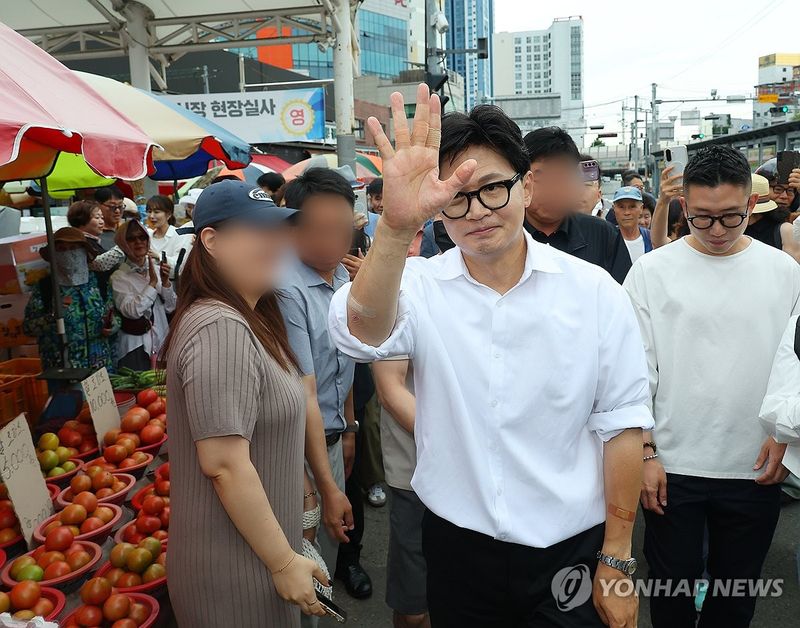 구포시장 달려가 감사 인사하는 한동훈 (출처=연합뉴스)